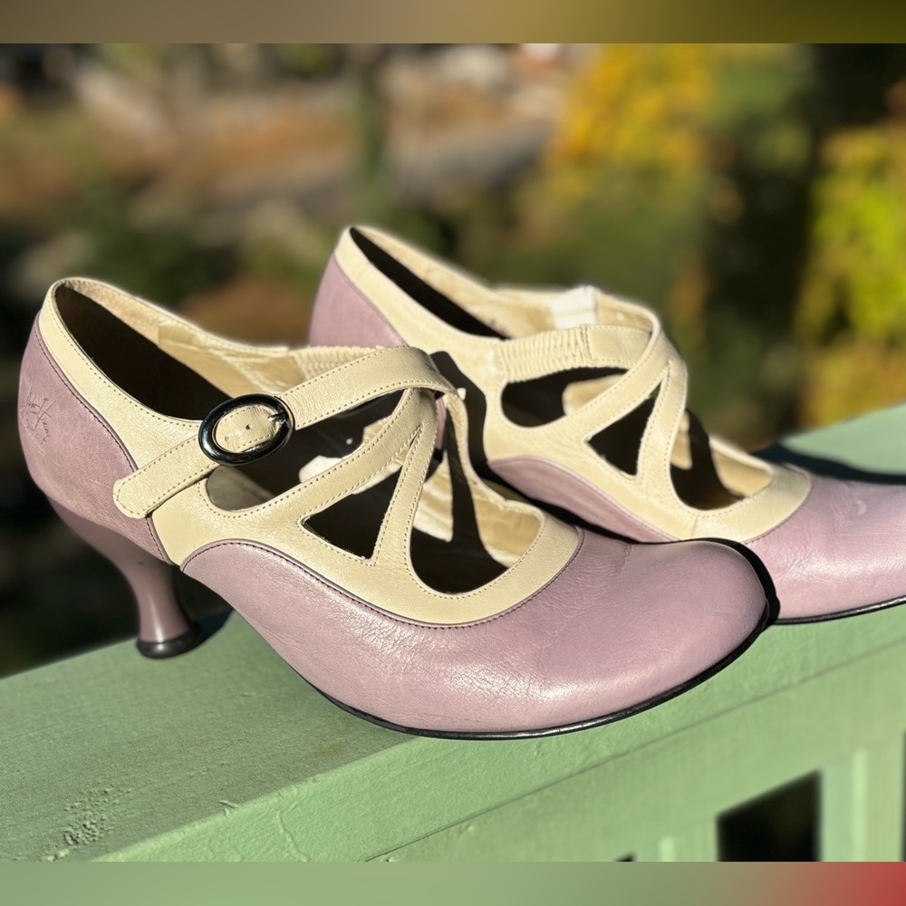 Fluevog BELLEVIEW fit like a 10 lavender/white leather Mary Jane heels pumps